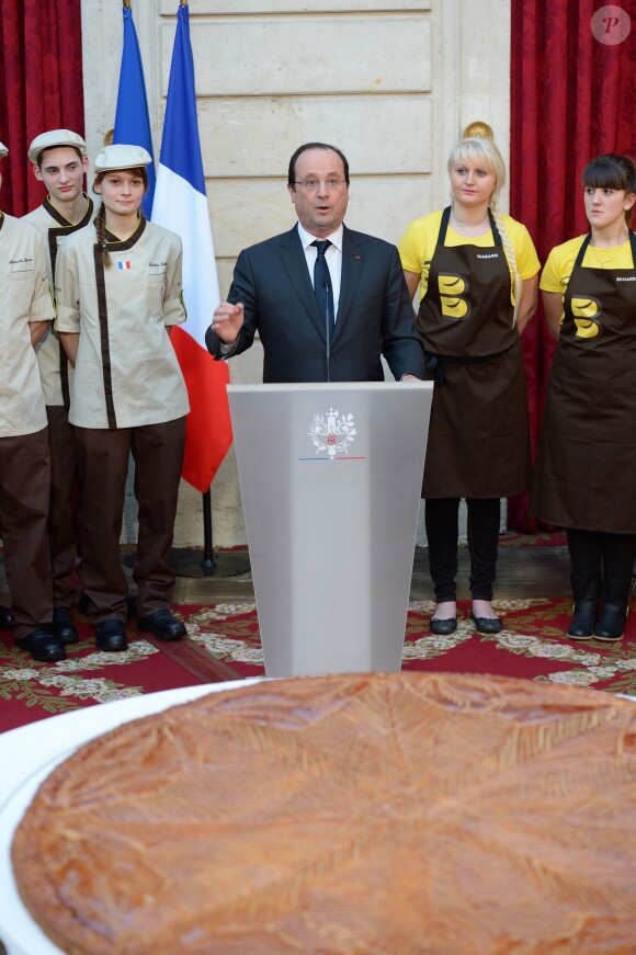 François Hollande et Valérie Trierweiler lors de la traditionelle cérémonie de la galette républicaine de l'Elysée, le 8 janvier 2014 à Paris