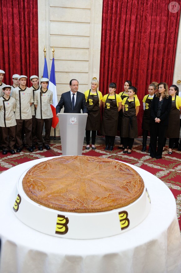François Hollande et Valérie Trierweiler lors de la traditionelle cérémonie de la galette républicaine de l'Elysée, le 8 janvier 2014 à Paris