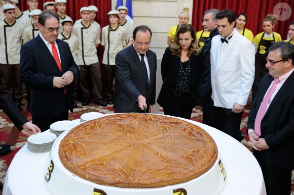 François Hollande et Valérie Trierweiler lors de la traditionelle cérémonie de la galette républicaine de l'Elysée, le 8 janvier 2014 à Paris