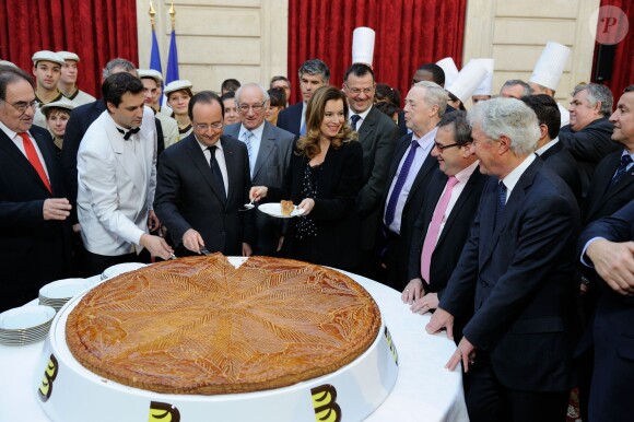 François Hollande et Valérie Trierweiler lors de la traditionelle cérémonie de la galette républicaine de l'Elysée, le 8 janvier 2014 à Paris