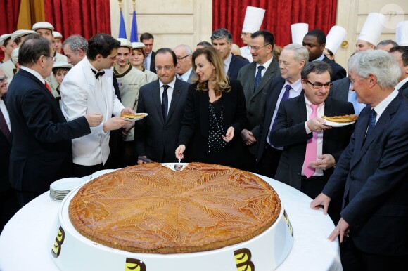 François Hollande et Valérie Trierweiler lors de la traditionelle cérémonie de la galette républicaine de l'Elysée, le 8 janvier 2014 à Paris