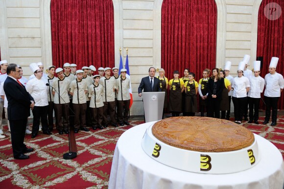 François Hollande et Valérie Trierweiler lors de la traditionelle cérémonie de la galette républicaine de l'Elysée, le 8 janvier 2014 à Paris