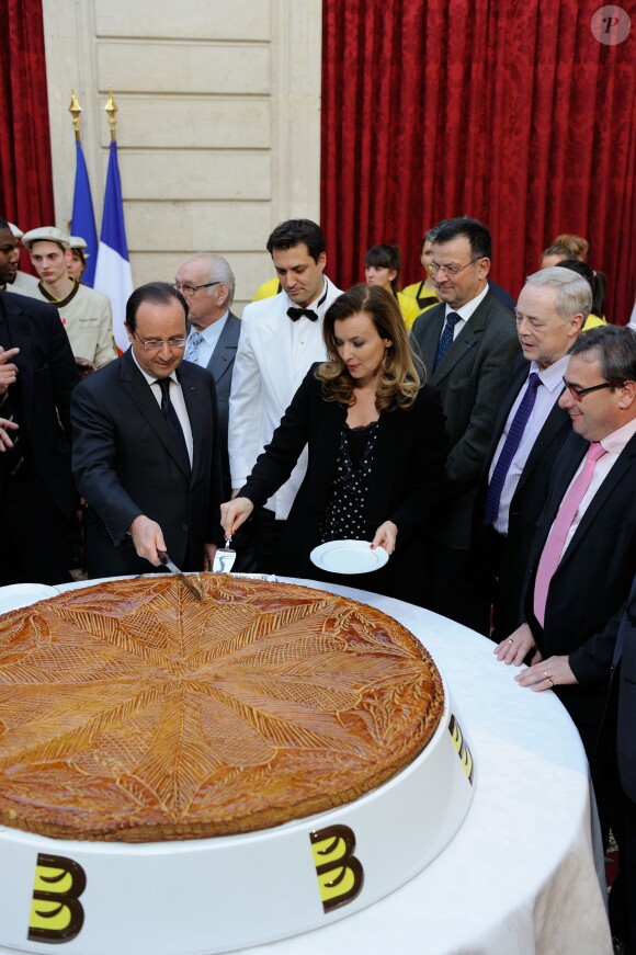 François Hollande et Valérie Trierweiler lors de la traditionelle cérémonie de la galette républicaine de l'Elysée, le 8 janvier 2014 à Paris