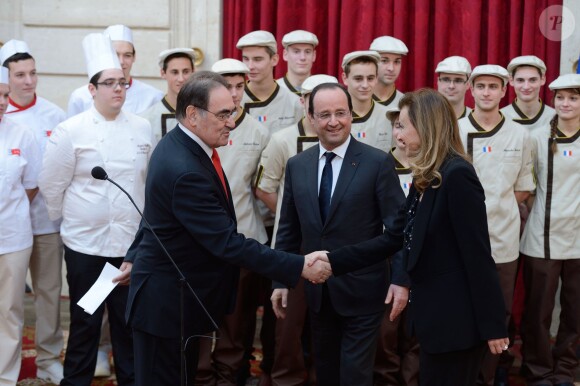 François Hollande et Valérie Trierweiler lors de la traditionelle cérémonie de la galette républicaine de l'Elysée, le 8 janvier 2014 à Paris