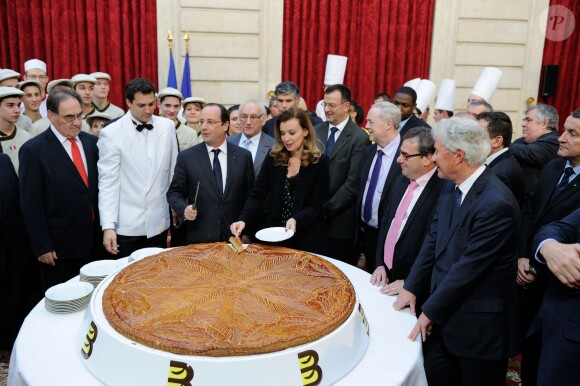 François Hollande et Valérie Trierweiler lors de la traditionelle cérémonie de la galette républicaine de l'Elysée, le 8 janvier 2014 à Paris
