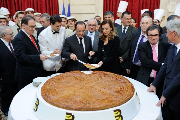 François Hollande et Valérie Trierweiler à la découpe de la traditionelle galette républicaine de l'Elysée, le 8 janvier 2014 à Paris