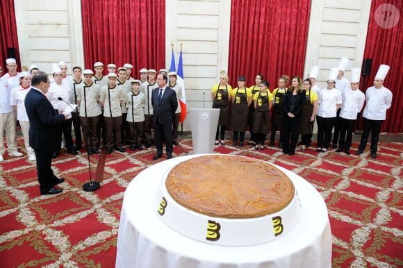 François Hollande et Valérie Trierweiler lors de la traditionelle cérémonie de la galette républicaine de l'Elysée, le 8 janvier 2014 à Paris