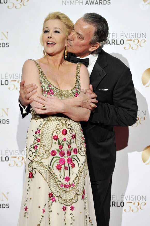 Eric Braeden et Melody Thomas Scott participent à la ceremonie des remises de recompenses du 53e Festival de Monte-Carlo au Forum Grimaldi à Monaco, le 13 juin 2013.