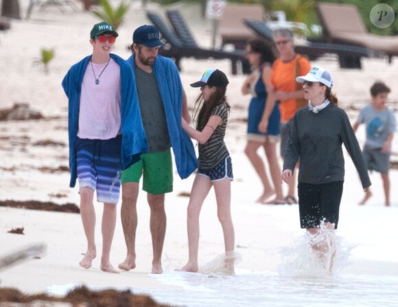 Exclusif - Julianne Moore et son mari Bart Freundlich et leurs enfants Caleb et Liv Helen se baignent lors de leurs vacances à Mexico, le 6 janvier 2014.