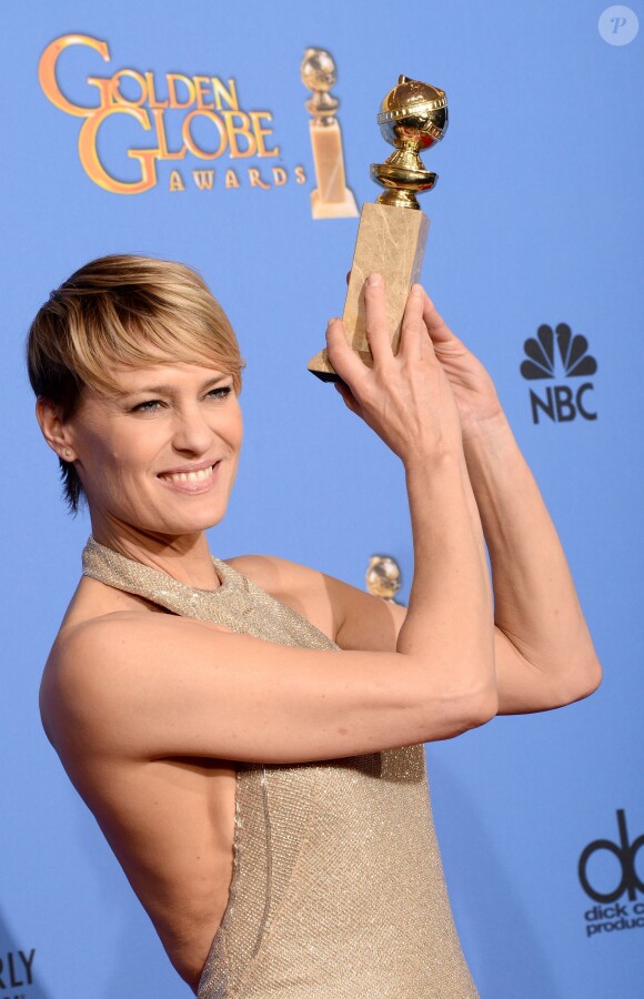 Robin Wright avec son prix de meilleure actrice dans une série dramatique (House of Cards) lors des Golden Globes à Los Angeles le 12 janvier 2013
