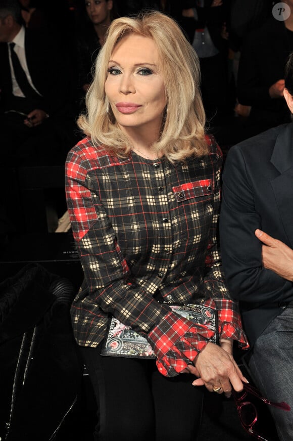 Amanda Lear au défilé Givenchy à Paris le 29 septembre 2013.