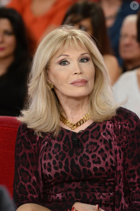 Amanda Lear dans l'émission Vivement Dimanche à Paris le 18 septembre 2013.