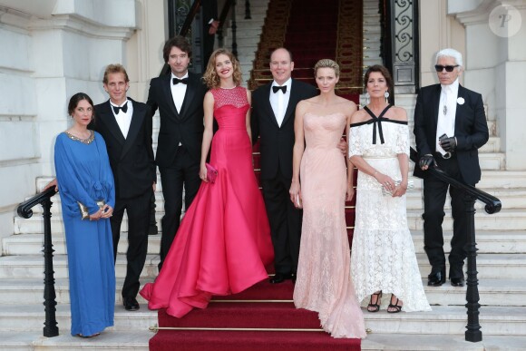 Andrea Casiraghi et Tatiana Santo Domingo avec Natalia Vodianova, Antoine Arnault, le prince Albert, la princesse Charlene, la princesse Caroline et Karl Lagerfeld le 27 juillet 2013 lors du Love Ball organisé par Natalia Vodianova. Le couple, uni civilement depuis le 31 août 2013, célébrera son mariage religieux le 31 janvier 2014 à Gstaad, en Suisse.