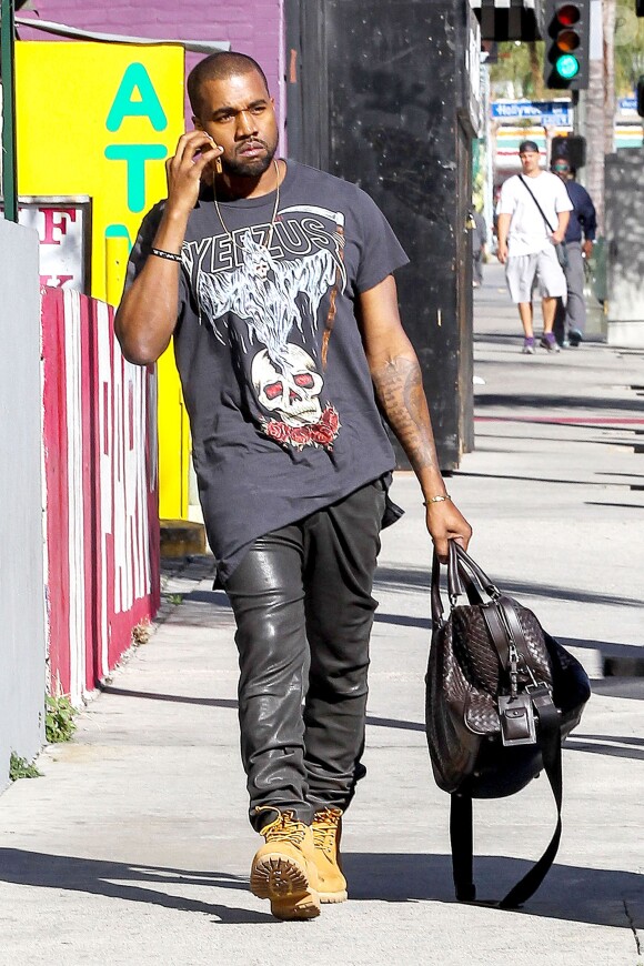 Le rappeur Kanye West pas content photographié peu après son altercation avec un jeune de 18 ans (pour défendre sa belle Kim Kardashian) dans le bureau d'un médecin à Beverly Hills. Le 13 janvier 2013.
