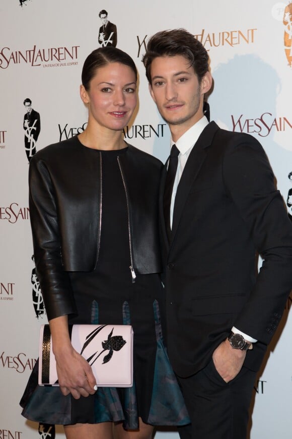 Pierre Niney et sa compagne Natasha Andrews posent à l'avant-première du film "Yves Saint Laurent" à l'UGC Normandie à Paris, le 19 decembre 2013.