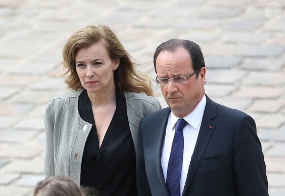 Valérie Trierweiler et François Hollande lors des obsèques de Pierre Mauroy aux Invalides à Paris le 11 juin 2013