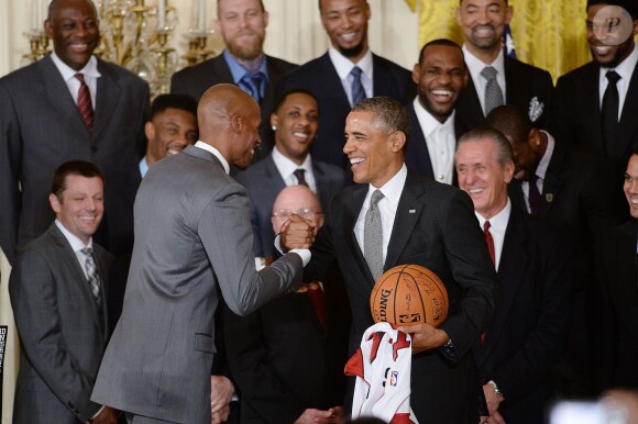 Barack Obama et Ray Allen, alors qu'il recevait l'équipe championne NBA du Heat de Miami à la Maison Blanche à Washington, le 14 janvier 2014