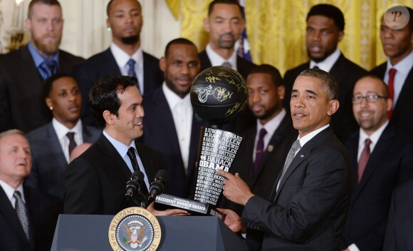 Barack Obama recevait l'équipe championne NBA du Heat de Miami à la Maison Blanche à Washington, le 14 janvier 2014, et s'est vu remettre une réplique du trophée signée de tous les joueurs de l'équipe des mains du coach Erik Spoelstra