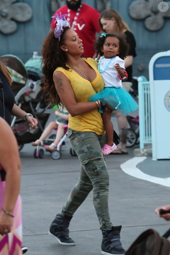 Mel B et ses filles Angel et Madison à Disneyland, à Los Angeles, le 26 juin 2013.