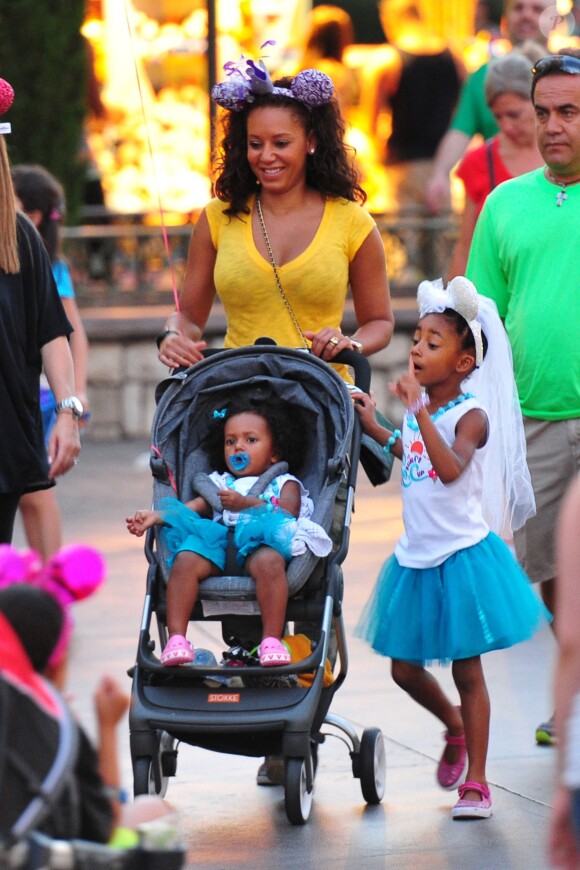 Mel B avec deux de ses filles Angel and Madison dans les rues de Los Angeles, le 26 juin 2013.