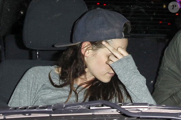 Kristen Stewart sort du Covell Wine Bar avec une amie à Los Feliz, Los Angeles, le 13 janvier 2014.