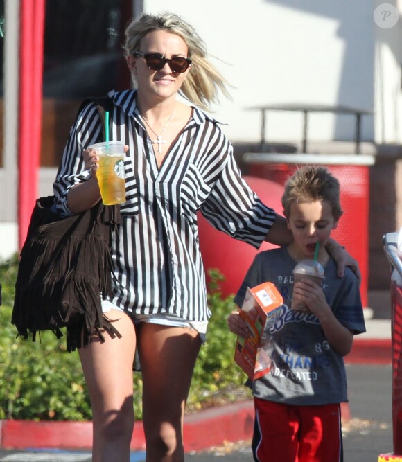 Britney Spears, accompagnée de sa soeur Jamie Lynn Spears, emmène ses enfants Sean et Jayden faire des courses à Thousand Oaks, le 25 novembre 2012.