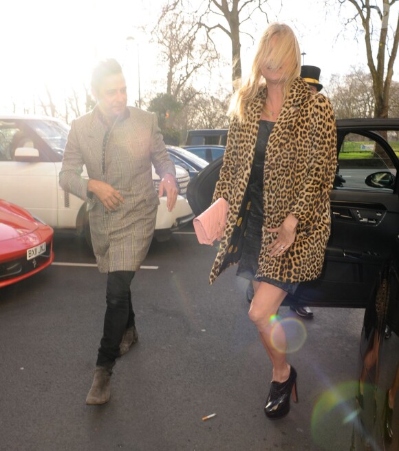Kate Moss va déjeuner, le jour des ses 40 ans, avec son mari Jamie Hince à Londres, le 16 janvier 2014. Le couple a rejoint des amis pour célébrer ce moment