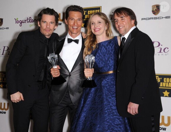 Ethan Hawke, Matthew McConaughey, Julie Delpy & Richard Linklater avec leurs prix lors des Critics' Choice Movie Awards au Barker Hanger à Santa Monica, Los Angeles, le 16 janvier 2014