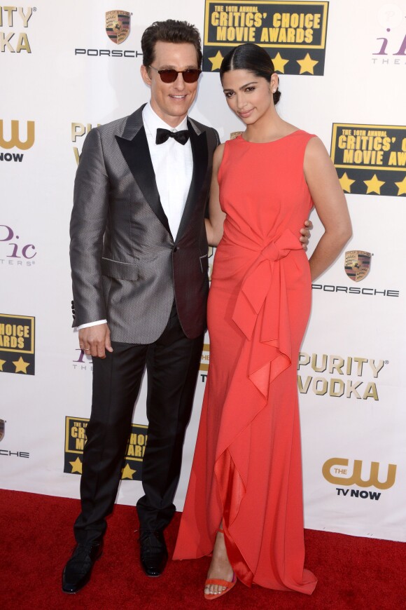 Matthew McConaughey et sa femme Camila Alves lors des Critics' Choice Movie Awards au Barker Hanger à Santa Monica, Los Angeles, le 16 janvier 2014
