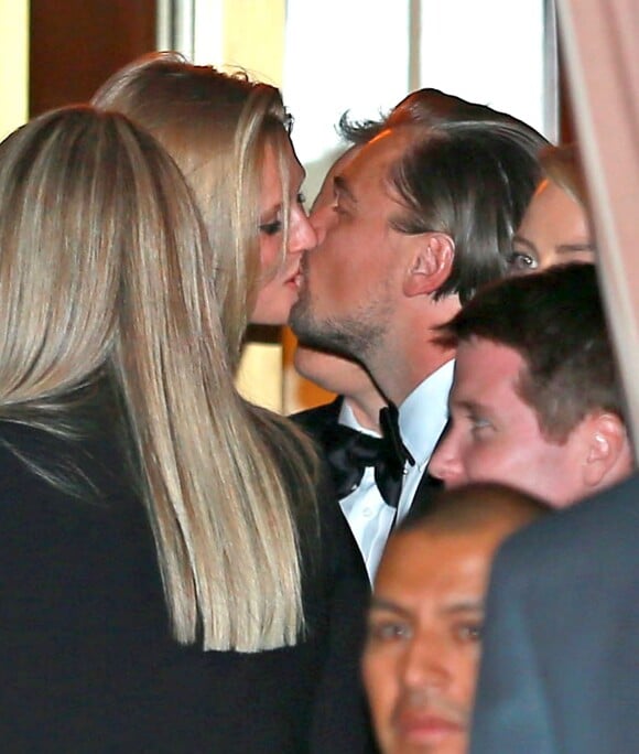 Exclusif - Leonardo DiCaprio et sa petite-amie Toni Garrn échangent un baiser lors de l'after-party des Golden Globes à West Hollywood, le 12 janvier 2014.