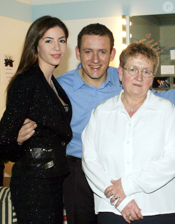 Dany Boon, sa mère, et sa femme Yael à l'Olympia le 1er décembre 2004.