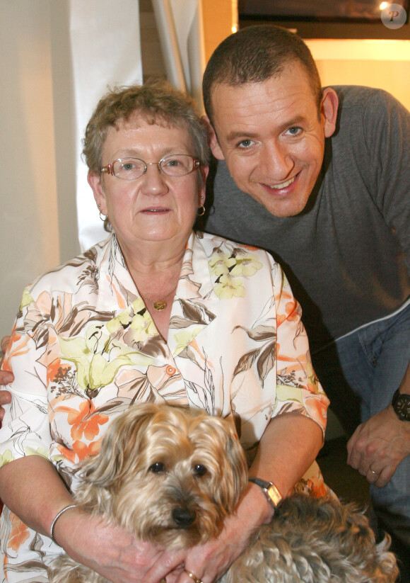 EXCLUSIF - Dany Boon et sa maman Danièle à Paris le 1er janvier 2010.