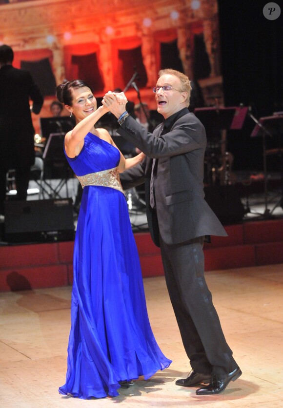 Christopher Lambert et l'ancienne miss tchèque Jana Dolezelova durant le bal de l'opéra de Brno en République tchèque le 18 janvier 2014