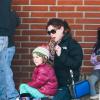 Alyson Hannigan et sa fille Satyana lors d'une session de patinage sur glace à Los Angeles, le 18 janvier 2014.