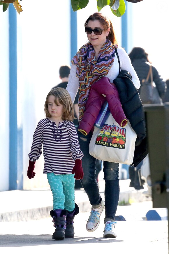 Alyson Hannigan avec sa fille Satyana à Los Angeles, le 18 janvier 2014.