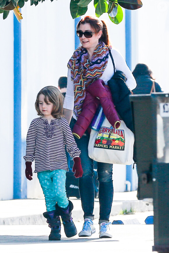 Alyson Hannigan avec sa fille Satyana dans les rues de Los Angeles, le 18 janvier 2014.