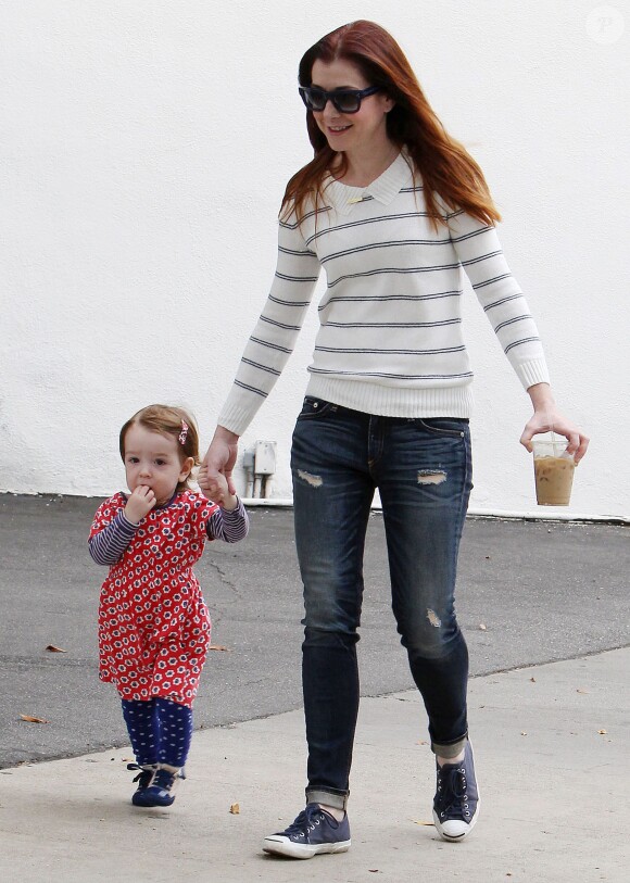 Alyson Hannigan en famille avec sa fille Keeva Jane Denisof au Brentwood Country Mart de Los Angeles, le 12 janvier 2014.