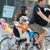 Exclusif - Alyson Hannigan, son mari Alexis Denisof et leurs filles Satyana et Keeva font du vélo à Santa Monica, le 1er janvier 2014.