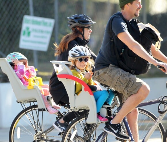 Exclusif - Alyson Hannigan, son mari Alexis Denisof et leurs filles Satyana et Keeva font du vélo à Santa Monica, le 1er janvier 2014.