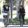 Exclusif - Alyson Hannigan, son mari Alexis Denisof et leurs filles Satyana et Keeva font du vélo à Santa Monica, le 1er janvier 2014.