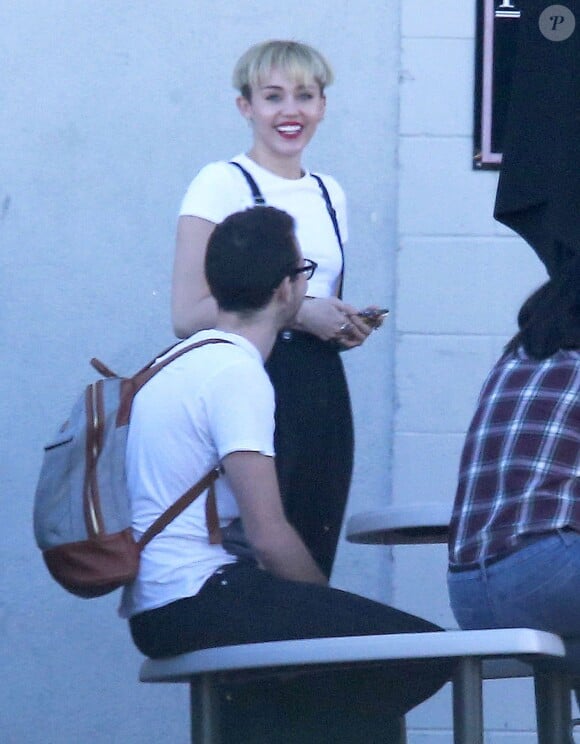 Exclusif - Miley Cyrus discute avec des amis à la sortie d'un studio d'enregistrement à Los Angeles, le 14 janvier 2014.
