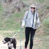 Miley Cyrus promène son chien à Beverly Hills, le 12 janvier 2014.
