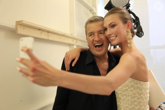 Karlie Kloss et Mario Testino en plein selfie lors de la Fasion Week de New York le 10 septembre 2013