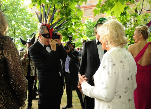 Mario Testino masqué face à Camilla Parker Bowles le 9 juillet 2013 à Londres