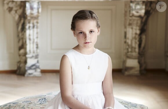 Photo de la princesse Ingrid Alexandra de Norvège réalisée par Sølve Sundsbø le 19 juin 2013 à Skaugum, à Oslo, diffusée par le palais le 21 janvier 2014 à l'occasion de son 10e anniversaire.