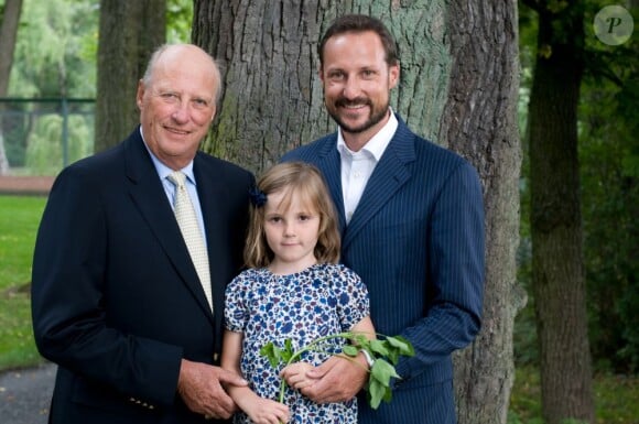 Photo de la princesse Ingrid Alexandra de Norvège le 28 août 2009, entourée de son grand-père le roi Harald V et de son père le prince Haakon.