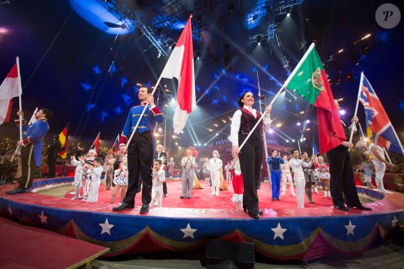 Image de la représentation du 21 janvier 2014 au 38e Festival International du Cirque de Monte-Carlo, sous le chapiteau Fontvieille, en présence de Stéphanie de Monaco accompagnée de sa fille Pauline Ducruet et du prince Albert avec la princesse Charlene. Une soirée marquée par la remise des prix du Festival, les Clowns d'or, d'argent et de bronze.
