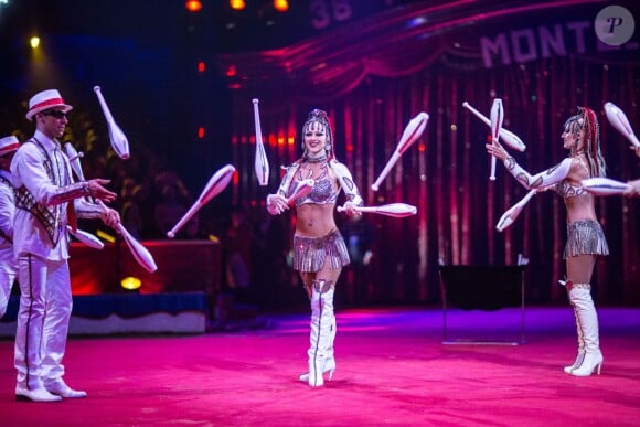 Image de la représentation du 21 janvier 2014 au 38e Festival International du Cirque de Monte-Carlo, sous le chapiteau Fontvieille, en présence de Stéphanie de Monaco accompagnée de sa fille Pauline Ducruet et du prince Albert avec la princesse Charlene. Une soirée marquée par la remise des prix du Festival, les Clowns d'or, d'argent et de bronze.