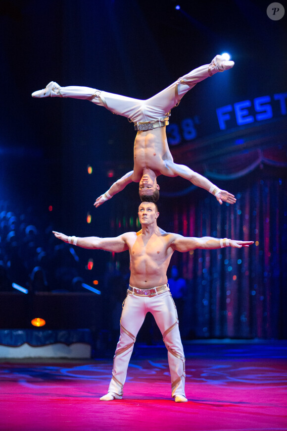 Image de la représentation du 21 janvier 2014 au 38e Festival International du Cirque de Monte-Carlo, sous le chapiteau Fontvieille, en présence de Stéphanie de Monaco accompagnée de sa fille Pauline Ducruet et du prince Albert avec la princesse Charlene. Une soirée marquée par la remise des prix du Festival, les Clowns d'or, d'argent et de bronze.