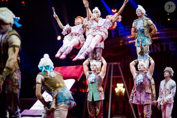 Image de la représentation du 21 janvier 2014 au 38e Festival International du Cirque de Monte-Carlo, sous le chapiteau Fontvieille, en présence de Stéphanie de Monaco accompagnée de sa fille Pauline Ducruet et du prince Albert avec la princesse Charlene. Une soirée marquée par la remise des prix du Festival, les Clowns d'or, d'argent et de bronze.
